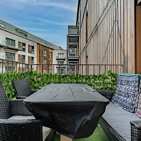 Center Apt: Harbour Views & Projector Cinema