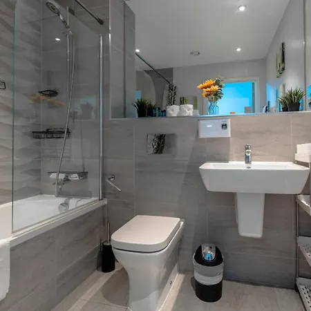 Bristol Harbourview Apt: Cinema & Parking *