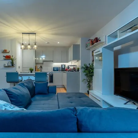 Modern Flat W/ Balcony&projector Cinema Apartament *